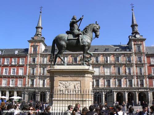 Estatua de Felipe III Plaza Mayor Madrid spain
