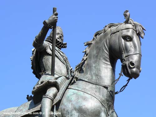 Estatua de Felipe III Plaza Mayor Madrid spain