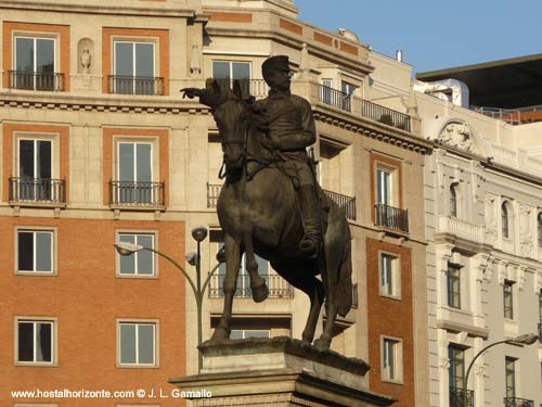 Estatua del marques del Duero Plaza del doctor Marañon Madrid Spain