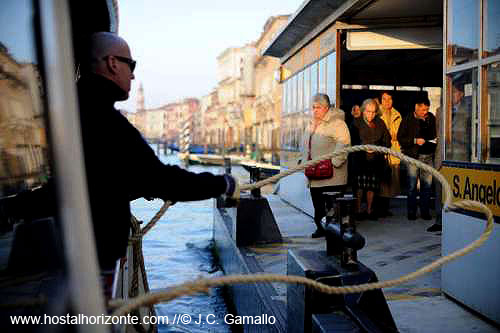 Amarrando vaporetto en gran canal de Venecia