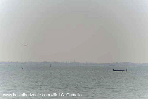 Laguna de veneta, vuelo de avion de Venecia a Madrid al fondo